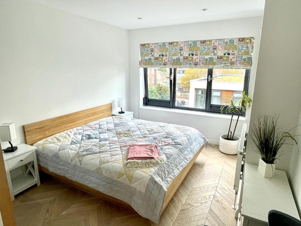 Cosy 1 Bedroom Apartment With Balcony Near Chiswick London Eksteriør billede