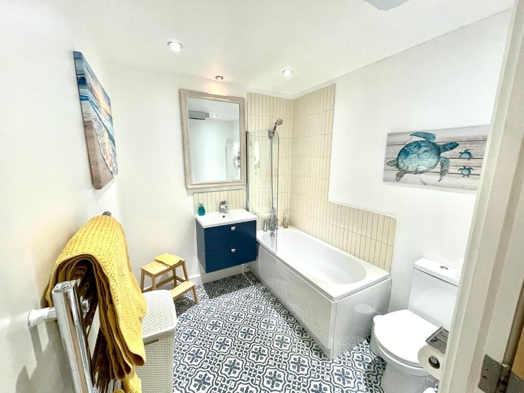Cosy 1 Bedroom Apartment With Balcony Near Chiswick London Eksteriør billede