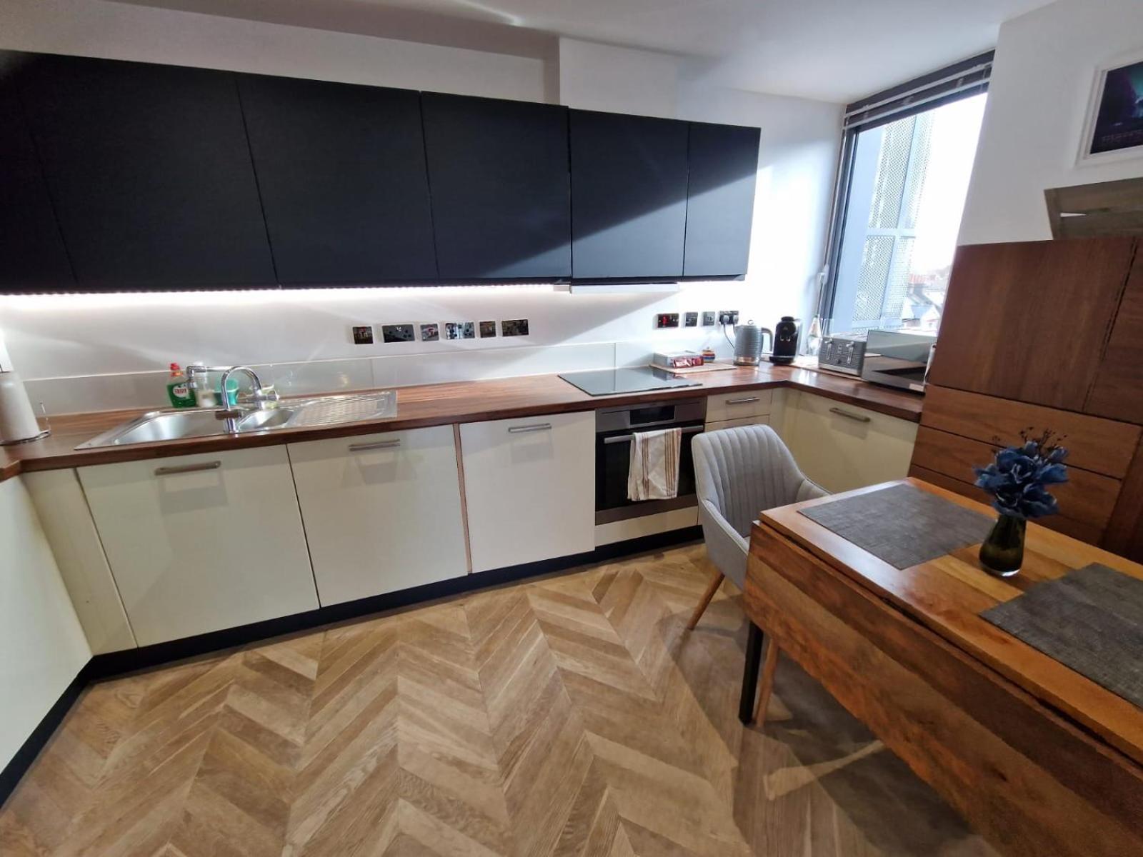 Cosy 1 Bedroom Apartment With Balcony Near Chiswick London Eksteriør billede