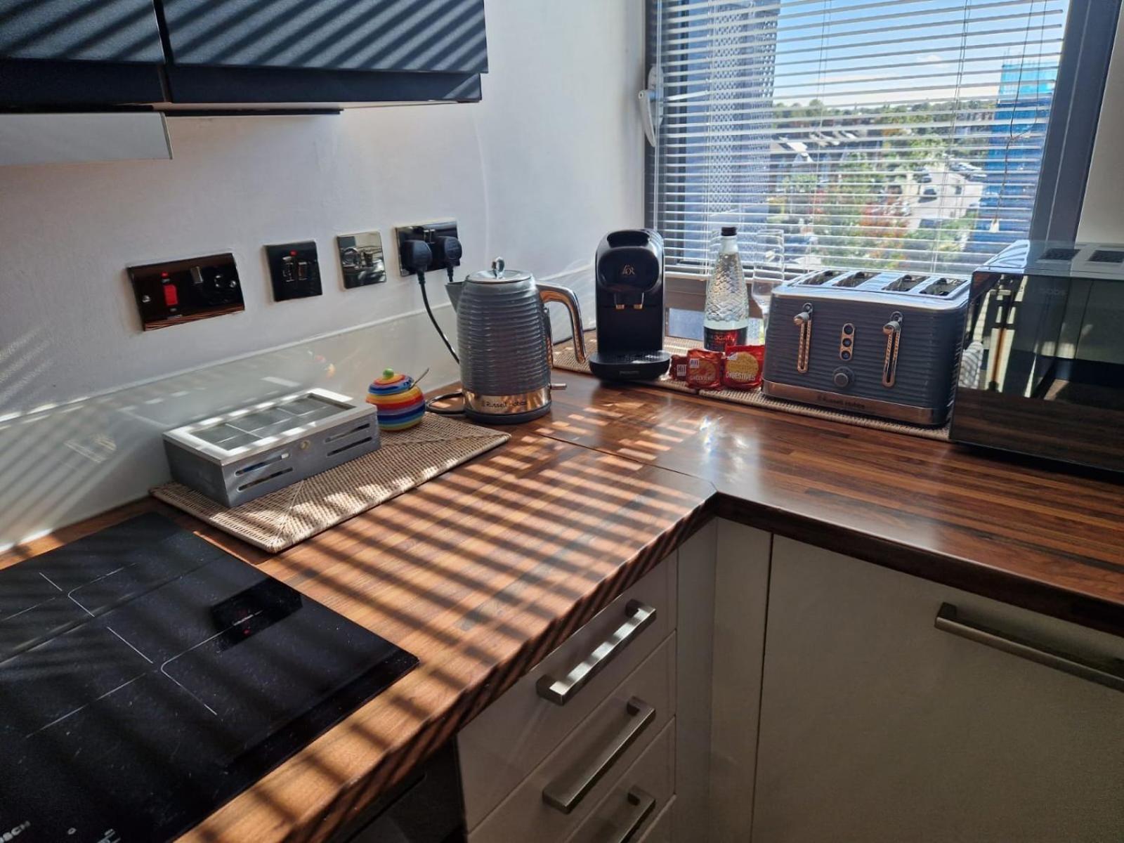 Cosy 1 Bedroom Apartment With Balcony Near Chiswick London Eksteriør billede
