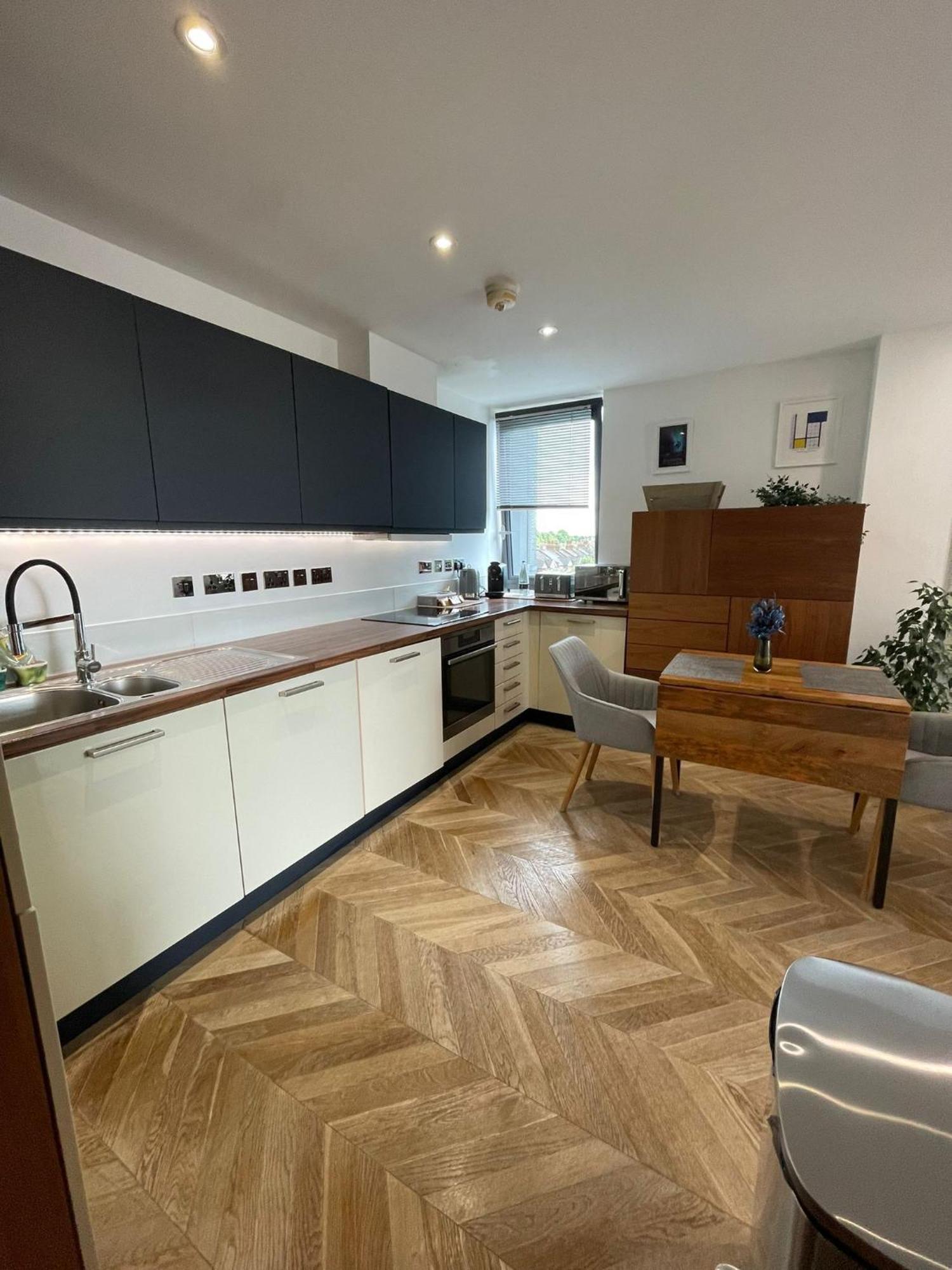 Cosy 1 Bedroom Apartment With Balcony Near Chiswick London Eksteriør billede