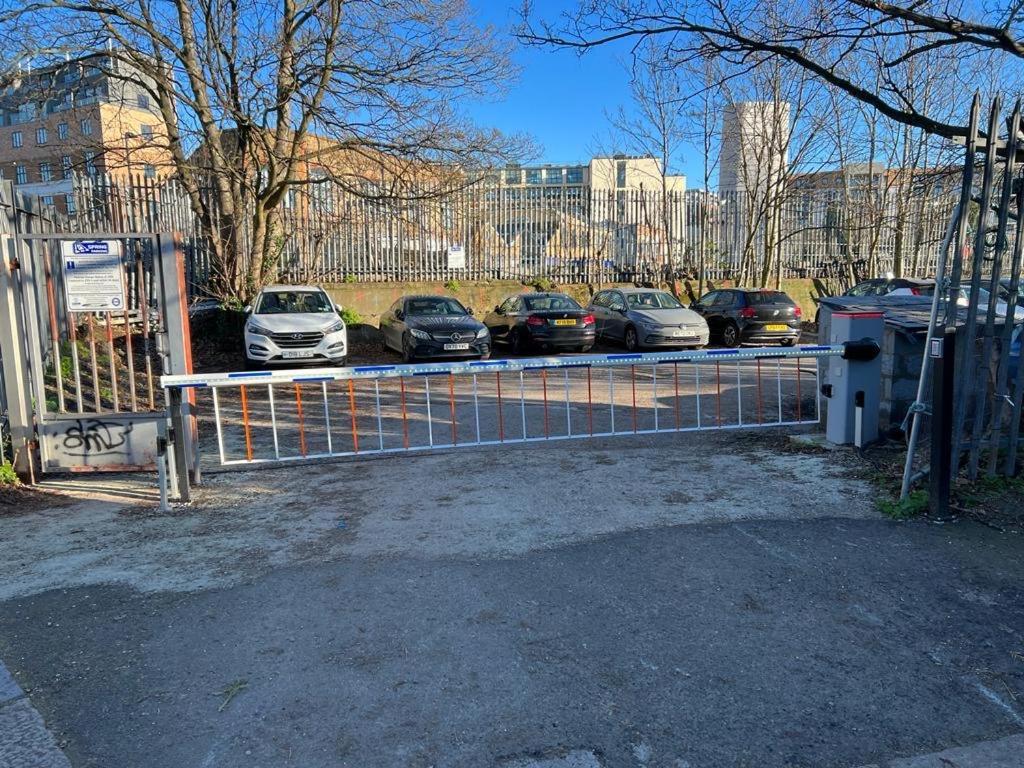 Cosy 1 Bedroom Apartment With Balcony Near Chiswick London Eksteriør billede